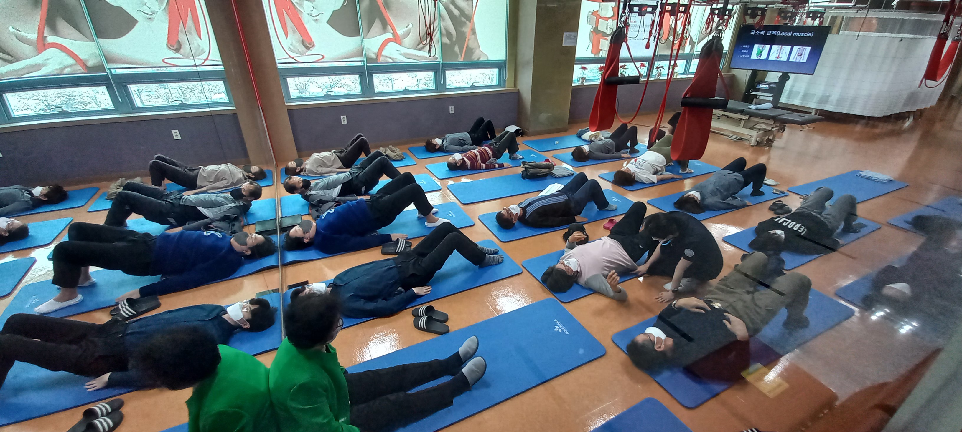 “다 같이 따라 해봐요”… 구미강동병원, 집에서도 쉽게 할 수 있는, ‘허리 통증 예방 홈 트레이닝’ 건강강좌 열어 첨부 이미지