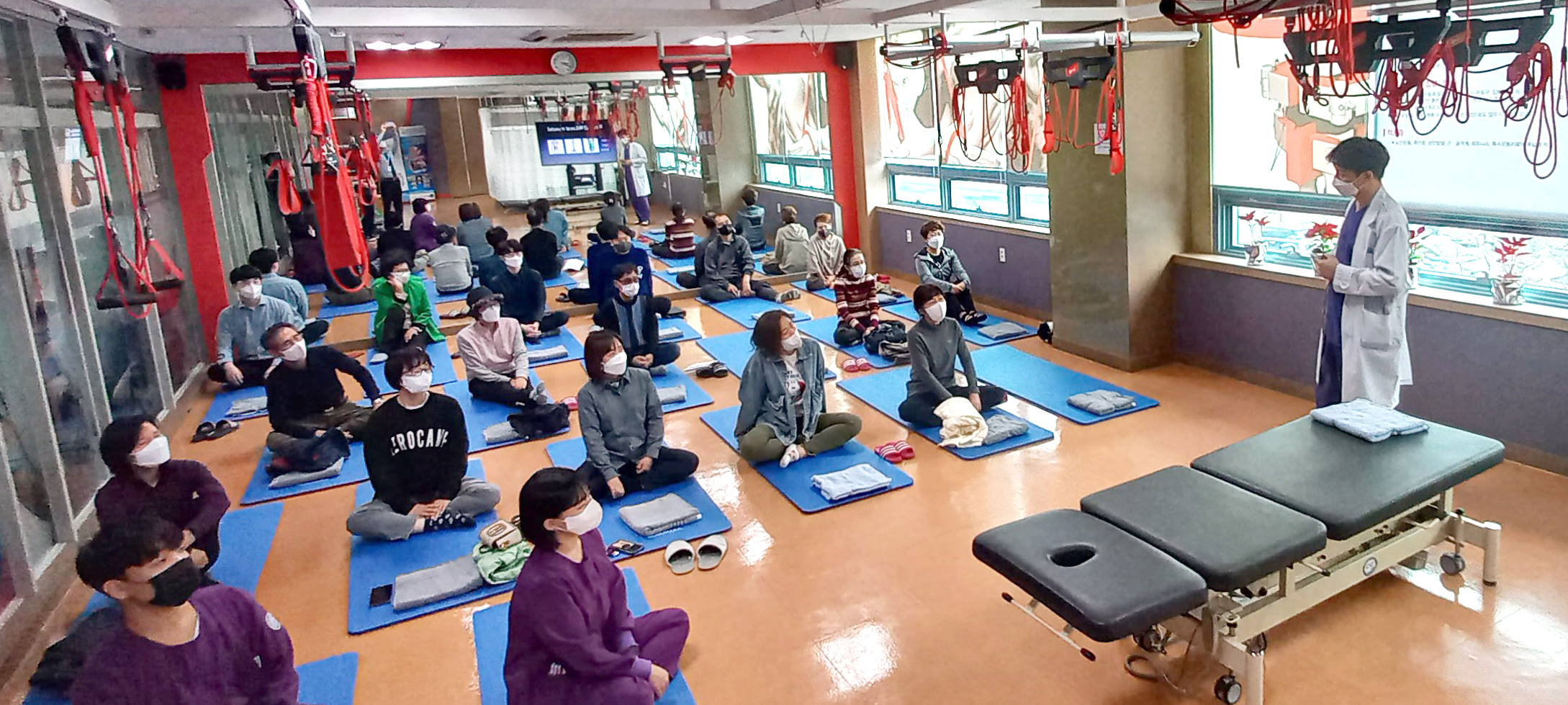 “다 같이 따라 해봐요”… 구미강동병원, 집에서도 쉽게 할 수 있는, ‘허리 통증 예방 홈 트레이닝’ 건강강좌 열어 첨부 이미지